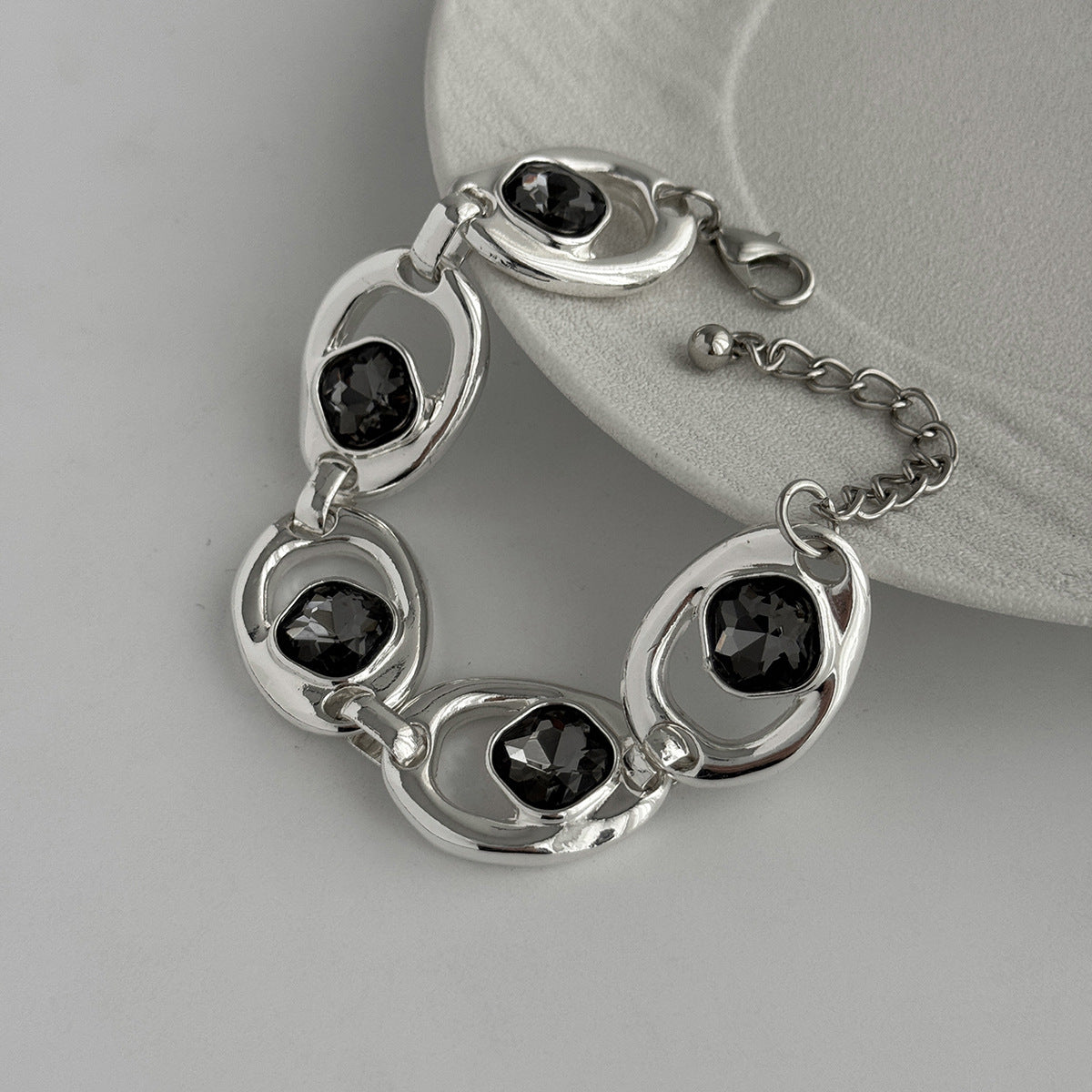 Cool Minimalist Instagram-style Oval Hollowed-out Cubic Zirconia Bracelet